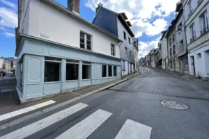Mur en pierre et briques, détails architecturaux du local à vendre Honfleur
