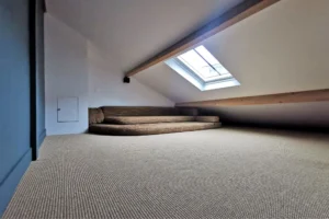 Mezzanine mansardée avec poutres apparentes et lumière traversante à Chantilly