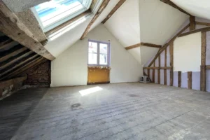 Charpente apparente à l’étage du duplex à vendre à Honfleur