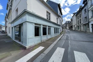 Façade d’angle du local commercial à vendre à Honfleur, rue commerçante