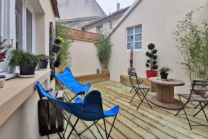 Terrasse extérieure en bois avec ouverture sur pièce de vie à Chantilly