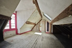 Porte d’entrée en bois d’une maison à rénover à Honfleur, Normandie