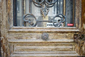 Entrée de maison ancienne à rénover, vue sur la rue, secteur Honfleur