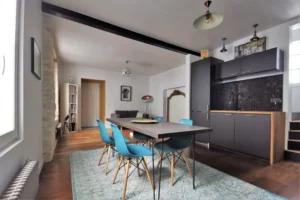 Vue d’ensemble salle à manger et cuisine ouverte dans maison familiale à Chantilly