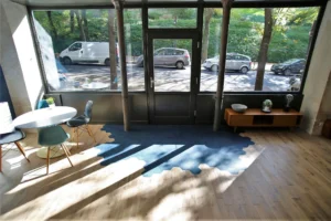 Entrée vitrée et sol en carrelage hexagonal dans un local commercial à Paris 20ᵉ – lumière naturelle