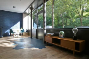 Mobilier en bois avec vue sur verdure dans un local commercial à Paris 20ᵉ – lumière traversante