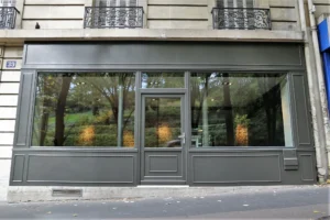 Façade vitrée d’un local commercial design à Paris 20ᵉ – idéal visibilité
