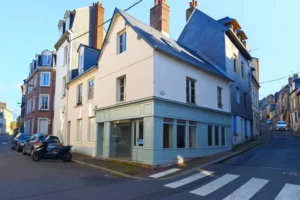 Vue d'angle de la maison à rénover à Honfleur, montrant l'extérieur avec des matériaux anciens