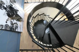 Escalier en colimaçon en métal dans un local commercial à Paris 20ᵉ – design industriel
