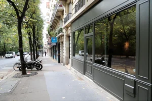 Rue commerçante à Paris 20ᵉ – local commercial avec belle visibilité sur axe passant