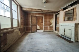 Salon ancien à rénover avec poutres apparentes, maison à vendre à Honfleur