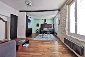 Salon avec canapé gris et bibliothèque intégrée dans maison