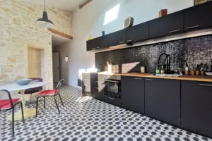 Cuisine moderne avec carreaux de ciment et finition noire à Chantilly