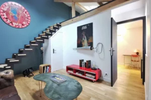 escalier-bois-acces-mezzanine-lumiere-chantilly.webp