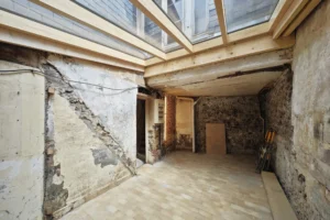 Grand salon à rénover avec poutres en bois, maison en vente à Honfleur, Normandie