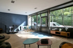 Espace de réception d’un local commercial à Paris 20ᵉ – mur graphique et déco urbaine