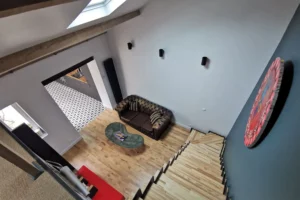 Palier lumineux avec parquet desservant les chambres sous combles à Chantilly