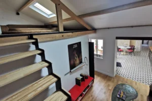Vue sur salon depuis les combles avec poutres apparentes à Chantilly