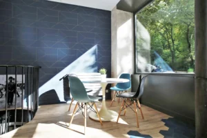 Coin repas design dans un local commercial à Paris 20ᵉ – lumière naturelle et vue sur verdure