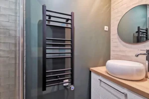 Salle de bains avec douche à l’italienne faïence blanche et meuble avec vasque