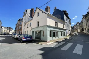 Façade d’un immeuble de caractère à vendre à Honfleur, comprenant un local commercial et un appartement en duplex, situé dans le centre historique.