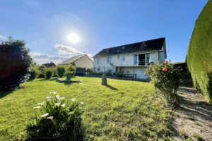 Maison avec jardin ensoleillé à vendre à Pont-l’Évêque, environnement calme et verdoyant.