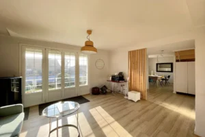 Vue traversante sur salon et salle à manger depuis le séjour, maison à vendre à Pont-l’Évêque.