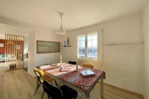 Vue depuis la salle à manger vers le séjour, espace ouvert et lumineux à Pont-l’Évêque.