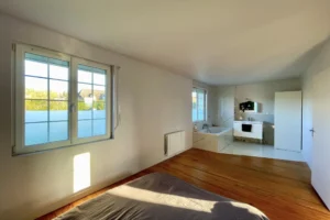 Vue depuis la chambre principale sur la salle de bains attenante, maison à vendre à Pont-l’Évêque.