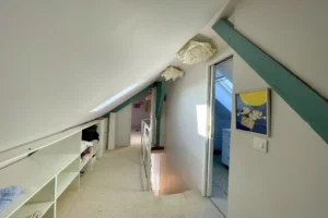 Palier aménagé avec rangements sous combles dans maison à Pont-l’Évêque.