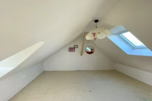 Grande chambre sous combles avec vélux, idéale pour enfant ou bureau à Pont-l’Évêque.