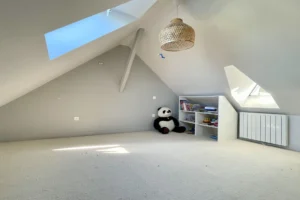 Chambre d’enfant avec décoration douce, lumière naturelle et rangements à Pont-l’Évêque.