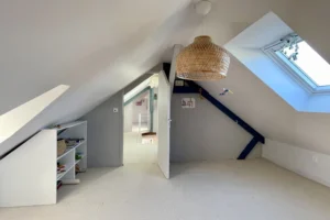 Vue sur chambre sous combles et couloir, ambiance cosy à Pont-l’Évêque.