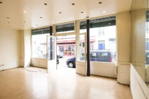 Grande vitrine ouverte sur rue animée dans un local commercial lumineux à Paris 19ᵉ, proche Jaurès.