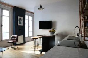 Pièce de vie lumineuse d’un appartement à vendre à Montmartre Paris18
