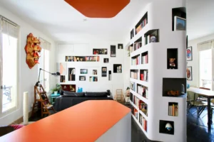 Salon contemporain et lumineux avec bibliothèque intégrée, vue sur la double exposition.