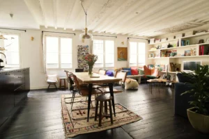 Vue d’ensemble d’un loft lumineux à Paris 10, Faubourg Saint-Denis, avec salon, salle à manger et cuisine ouverte