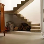 Escalier en béton brut avec espace de rangement dans un loft à Paris 10ᵉ