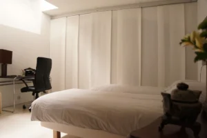 Chambre double avec espace bureau et lumière zénithale dans un loft à Paris 10ᵉ