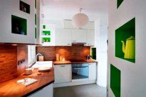 Cuisine équipée et compacte avec décoration colorée et fonctionnelle.