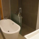 Salle de bains contemporaine avec baignoire îlot et douche à l’italienne dans un loft à Paris 10ᵉ