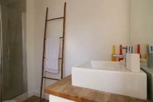 Salle de douche contemporaine avec vasque carrée, meuble en bois et pare-douche vitré, Paris 17ᵉ.