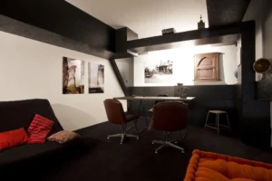Espace bureau et salon TV en souplex, décoration industrielle et ambiance intimiste à Paris 15.