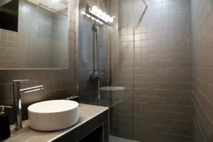 Salle de bains moderne avec douche à l’italienne et vasque design dans un appartement à vendre à Montmartre Paris18.