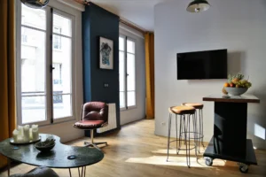 Pièce de vie lumineuse d’un appartement design et artistique à vendre à Montmartre Paris18