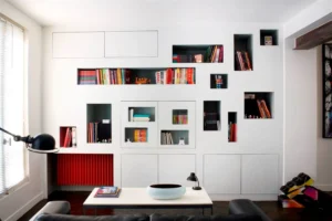 Vue d’ensemble d’une bibliothèque design sur mesure en niche murale.