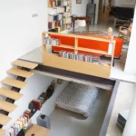 Vue plongeante sur une mezzanine avec coin nuit et bureau dans un loft en duplex à Paris 10, proche de la Porte Saint-Denis.