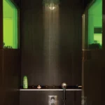 Salle de bain design à l’ambiance spa, douche italienne moderne aux murs sombres — Paris Normandie, Quality Street Immobilier.