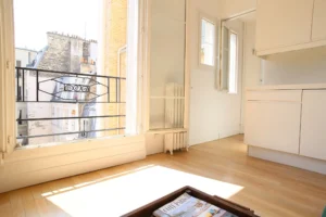 Appartement lumineux avec parquet en bois clair, ouvertures sur cour calme et vue dégagée, Paris 17ᵉ.