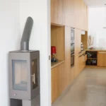 Poêle contemporain et cuisine bois sur-mesure dans un loft à Paris 10ᵉ
